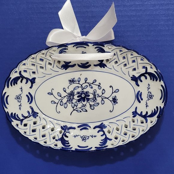 Set of 3 Vintage Lillian Vernon Blue White Porcelain Floral Reticulated Plates - Picture 5 of 10